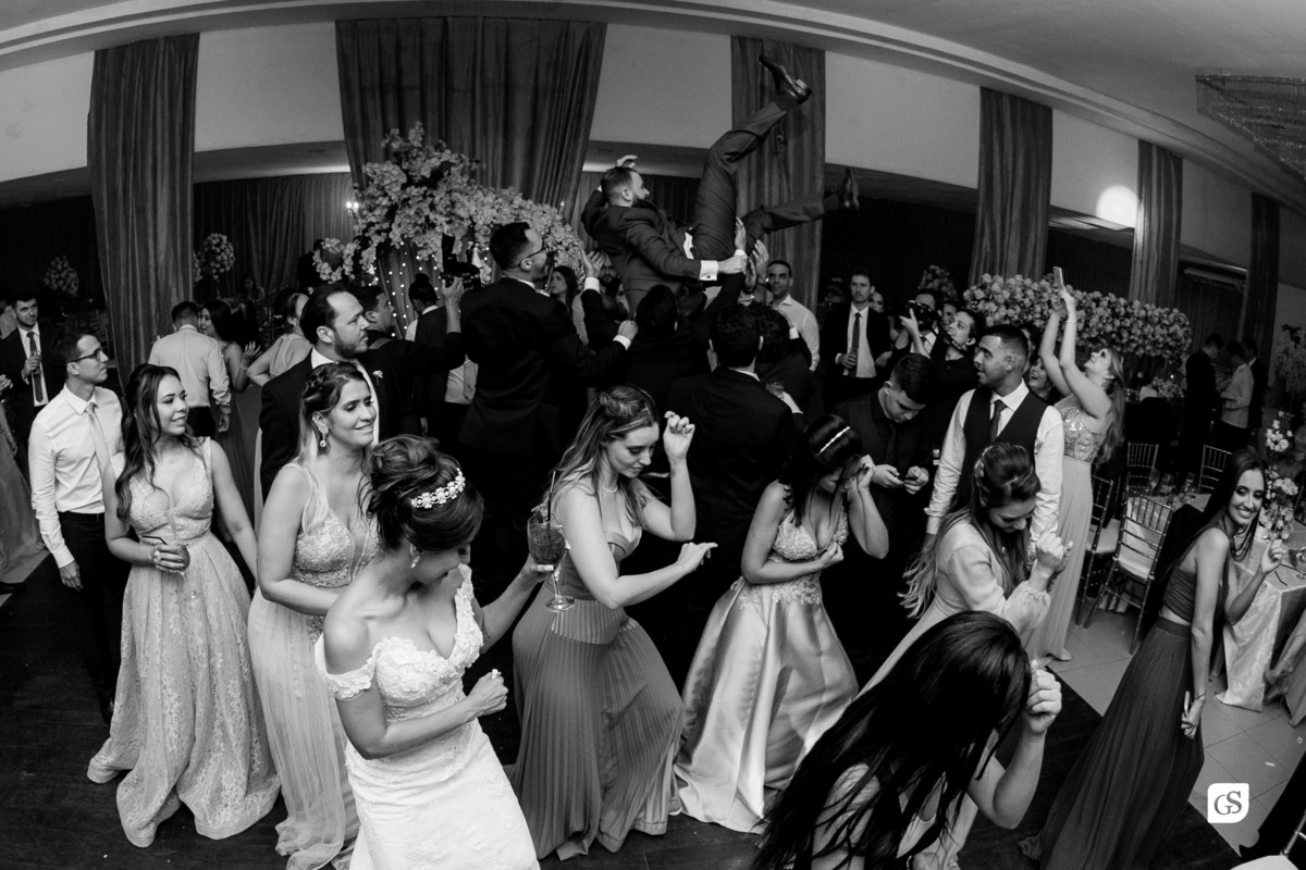 diversão dos noivos recém casados na recepção com muita alegria