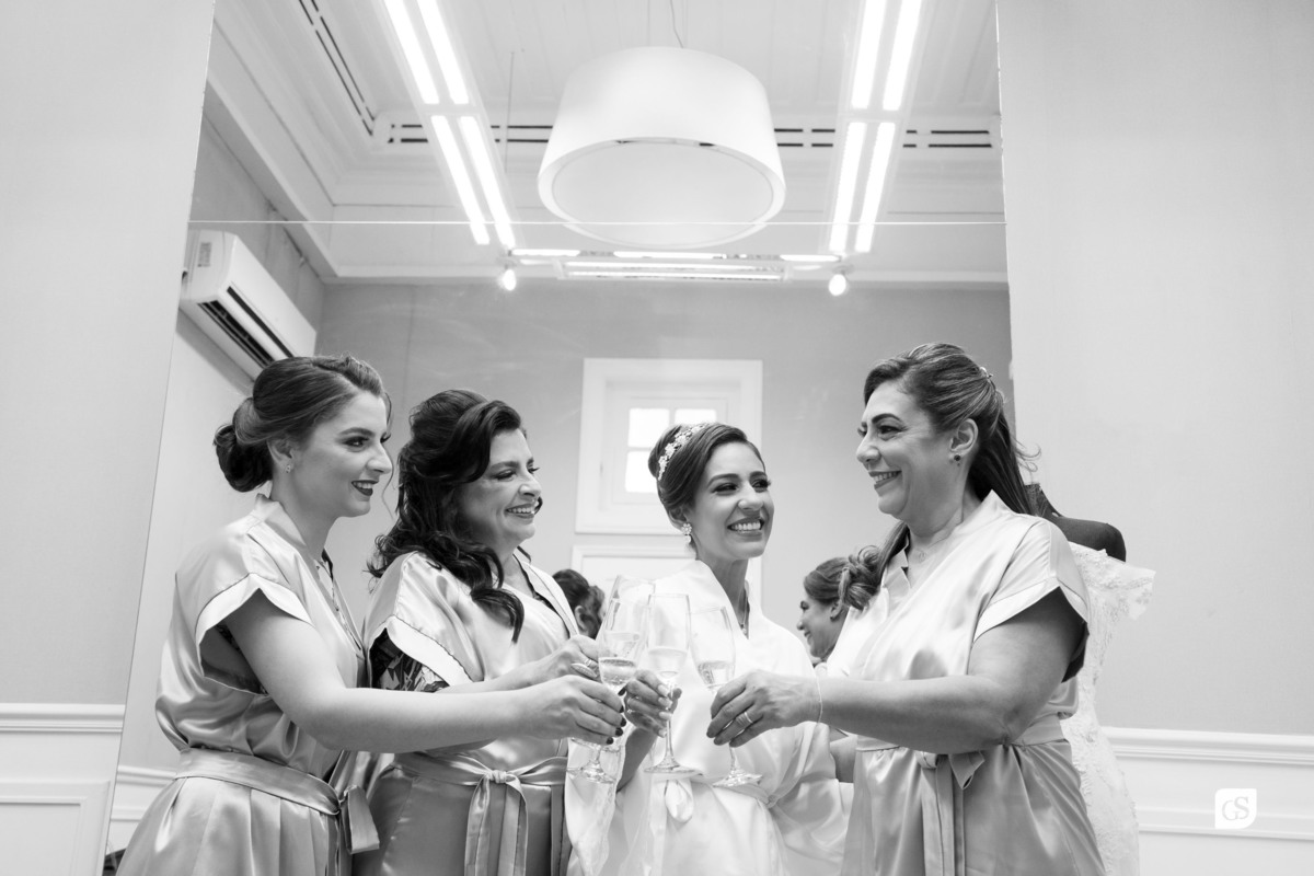 making off da noiva com sua mãe, sua sogra, e sua cunhada brindando 