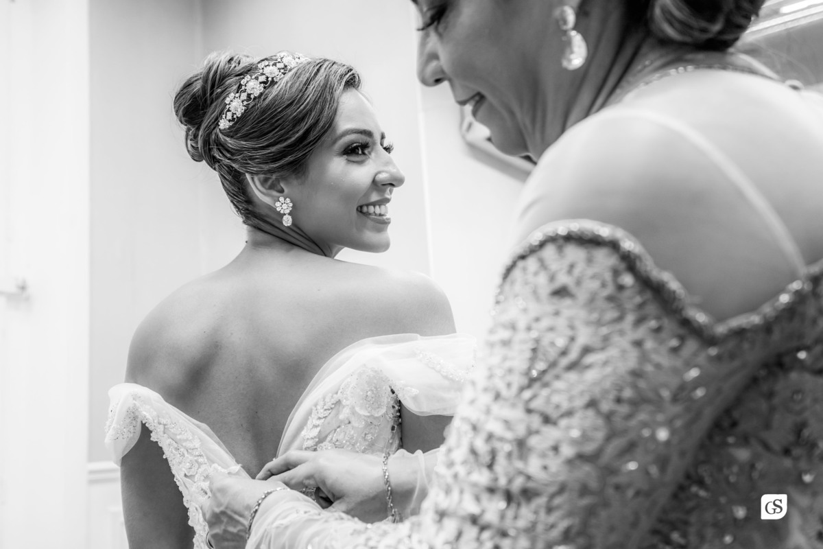 Making Off da noiva com a mãe fechando o  vestido de noiva no  salão jr fiel 