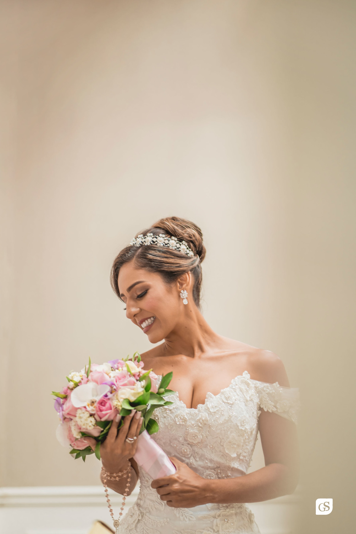 Making Off da noiva com bouquet no salão jr fiel 