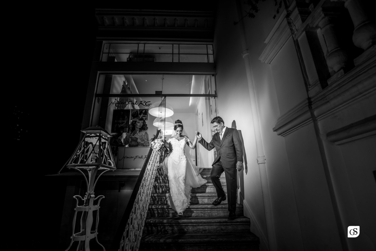 noiva descendo a escada com seu pai indo a igreja