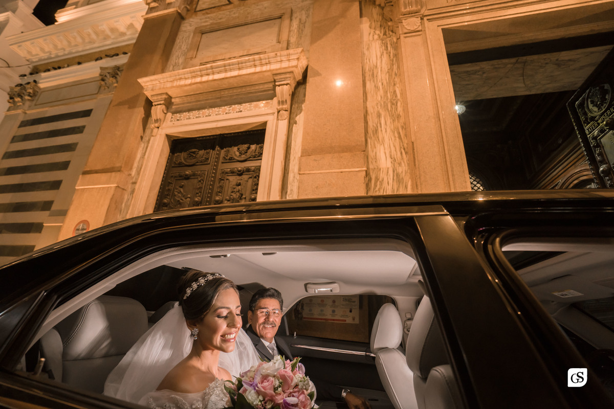 noiva com pai no carro