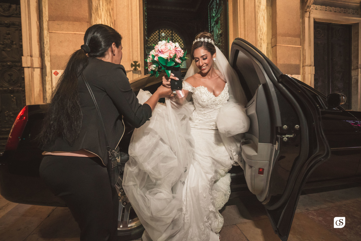 noiva descendo do carro