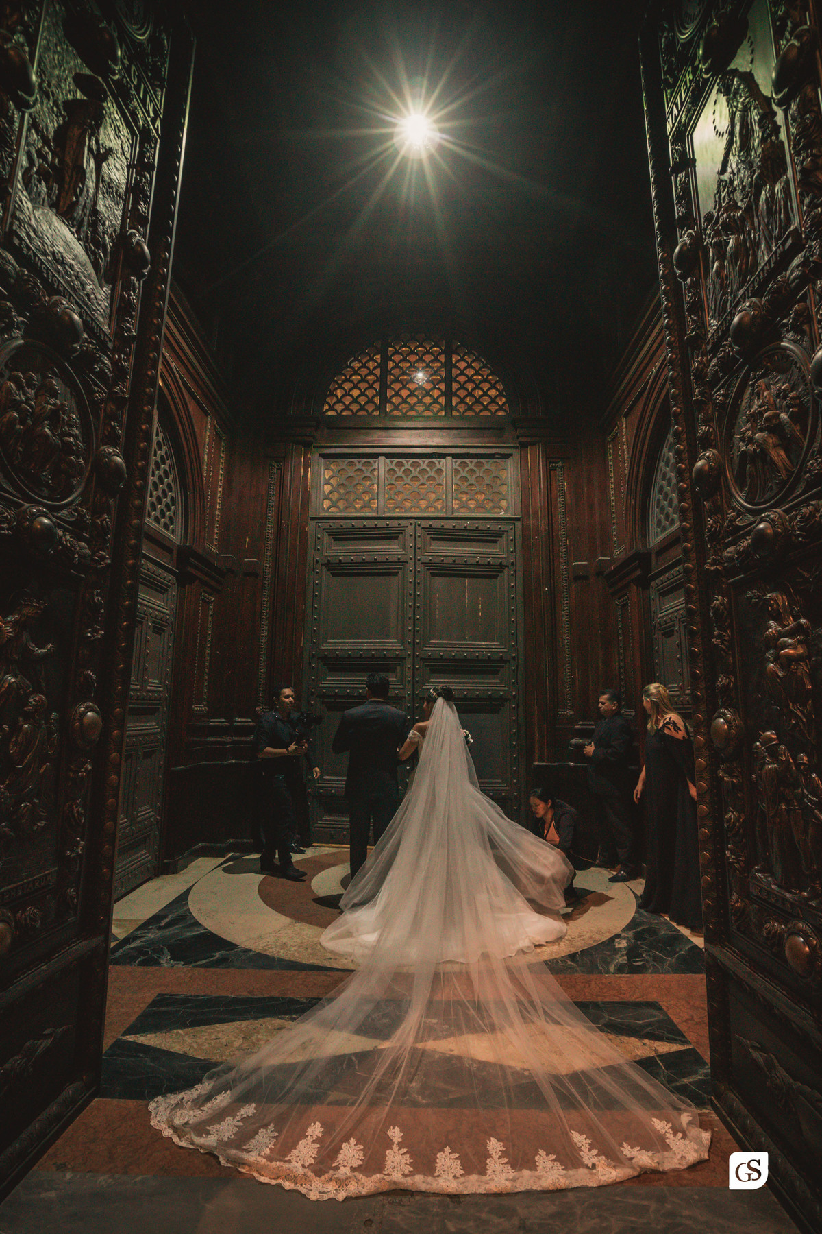 noiva e pai prontos para a entrada na igreja