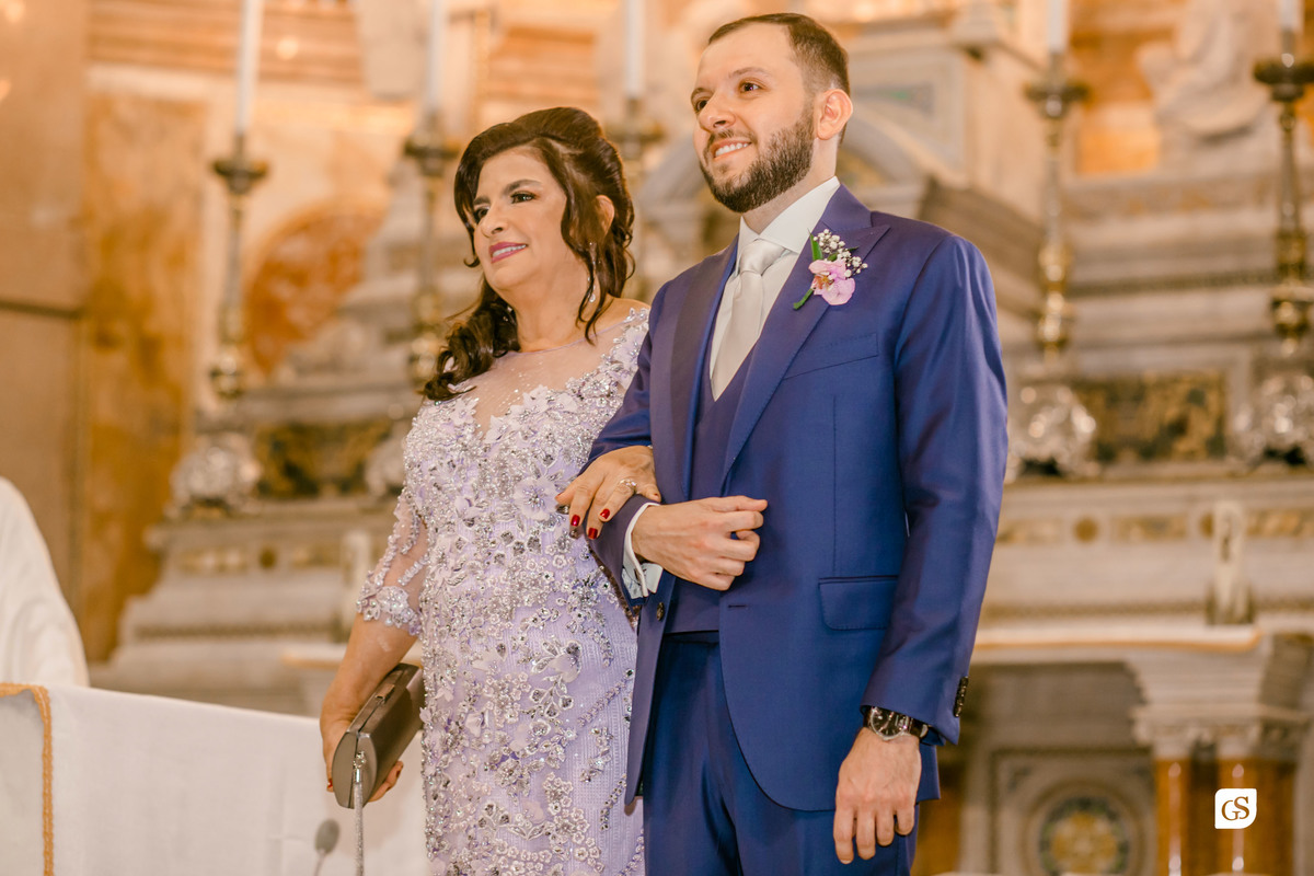 noivo e sua mãe esperando a noiva no altar da igreja