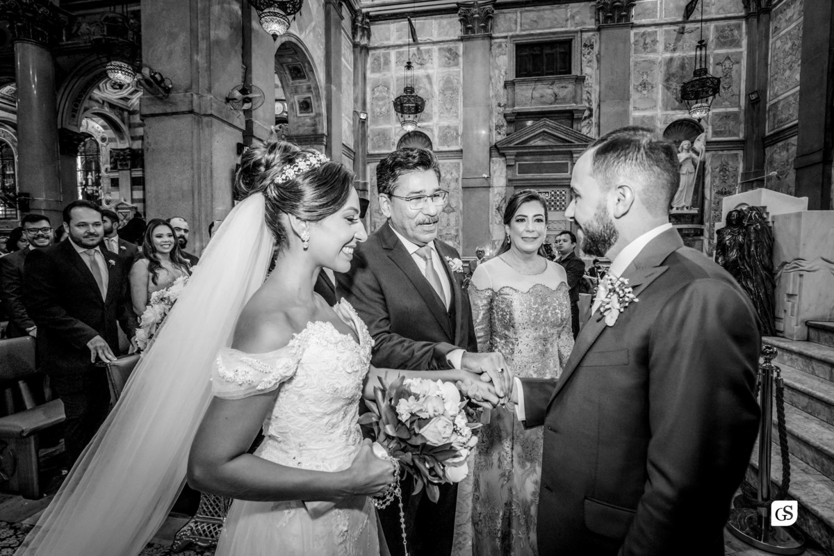 pai entregando sua filha noiva para o noiva na igreja