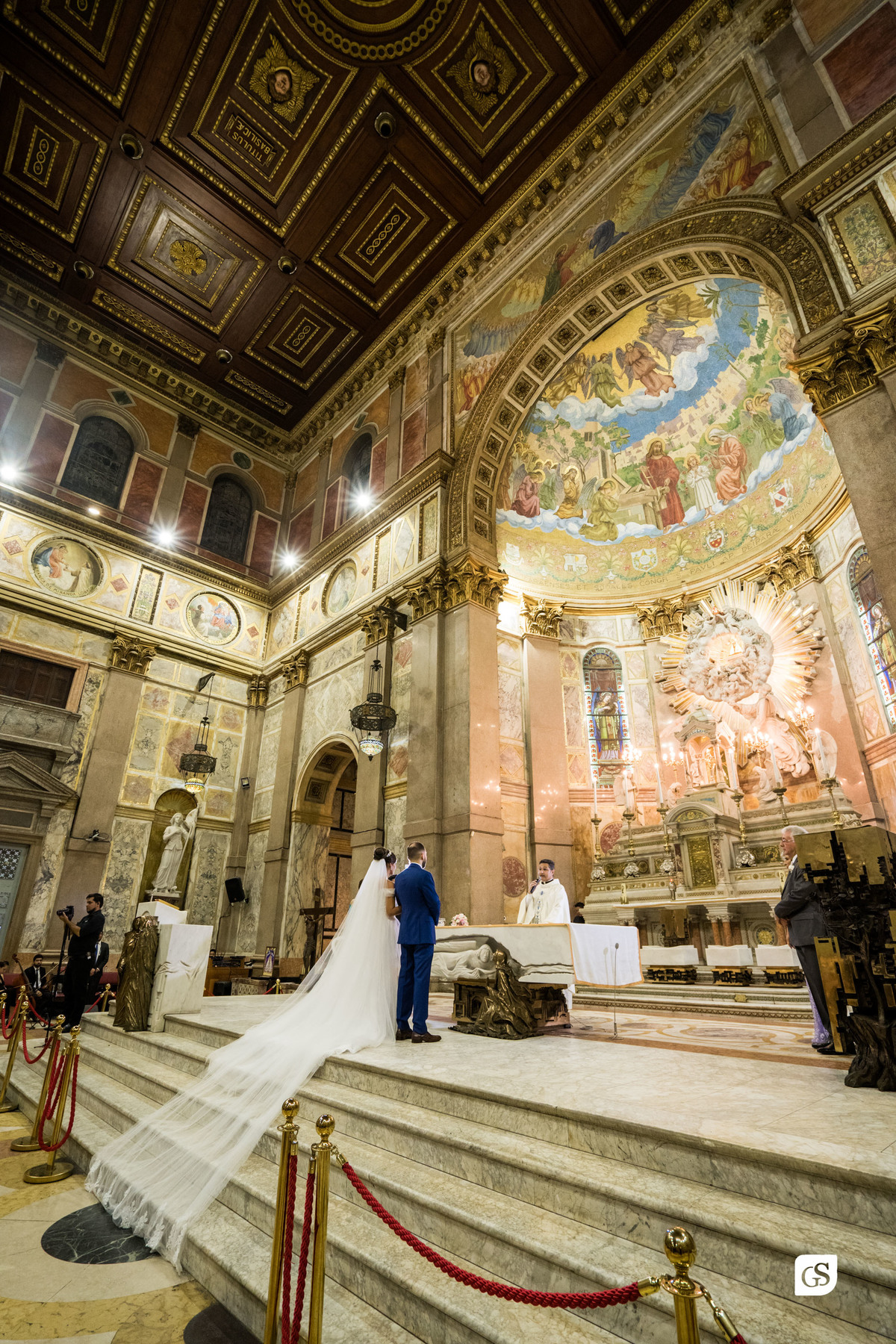 casal de noivos na igreja