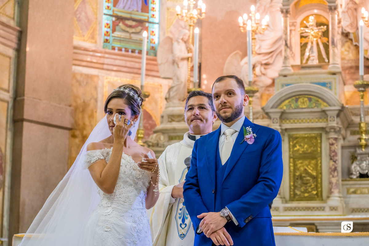 noiva chorando no altar
