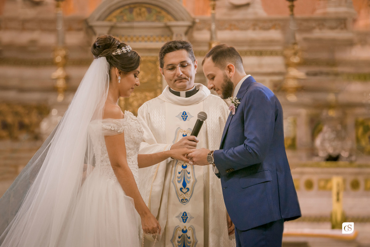 hora do sim e troca de aliança dos noivos com padre 