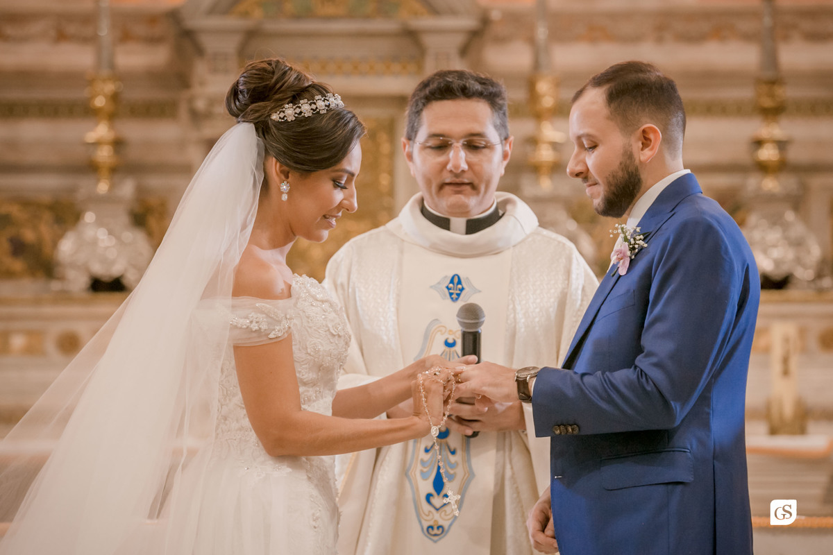 hora do sim e troca de aliança dos noivos com padre 