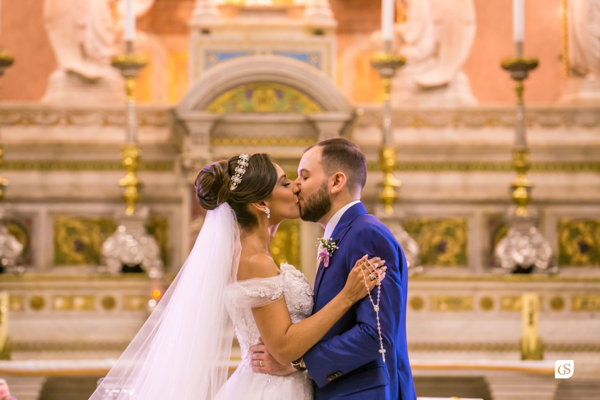 beijo dos noivos em fim casados