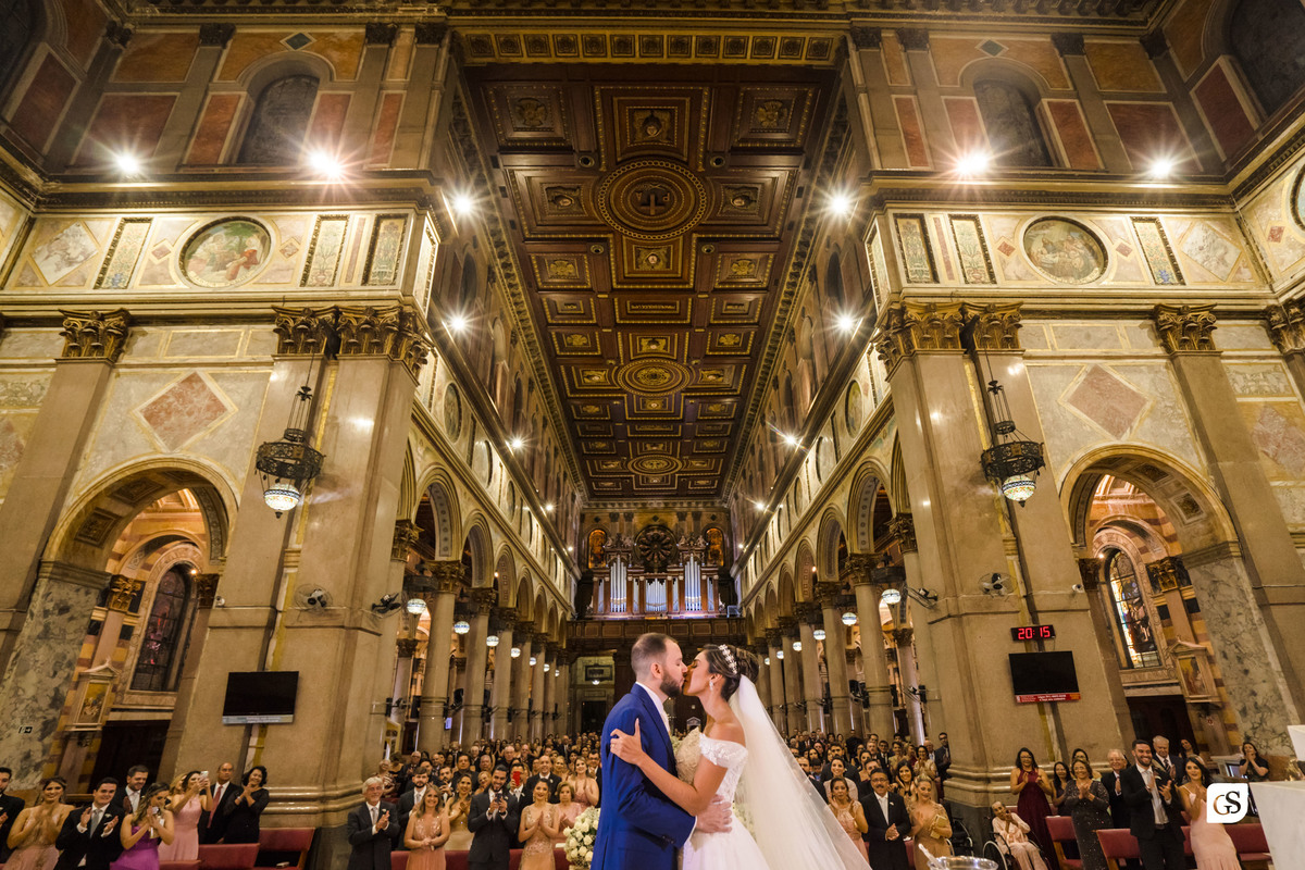 beijo dos noivos em fim casados