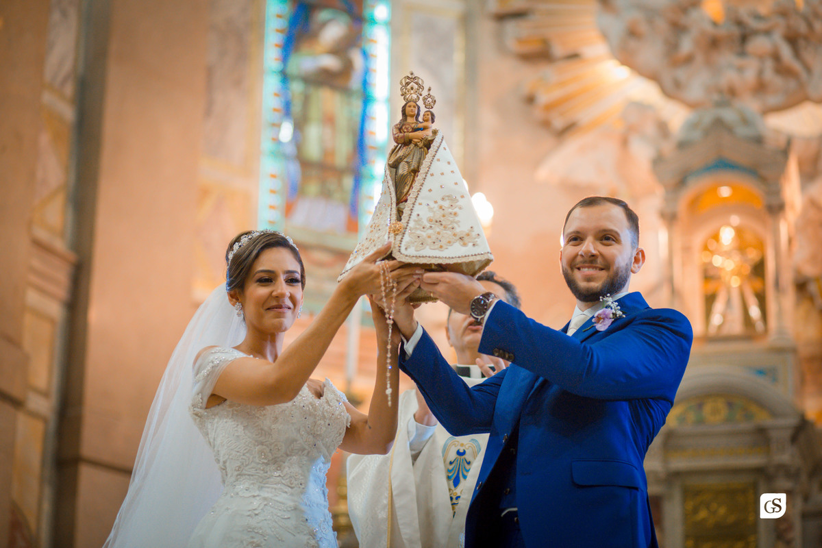 noivos erguem nossa senhora