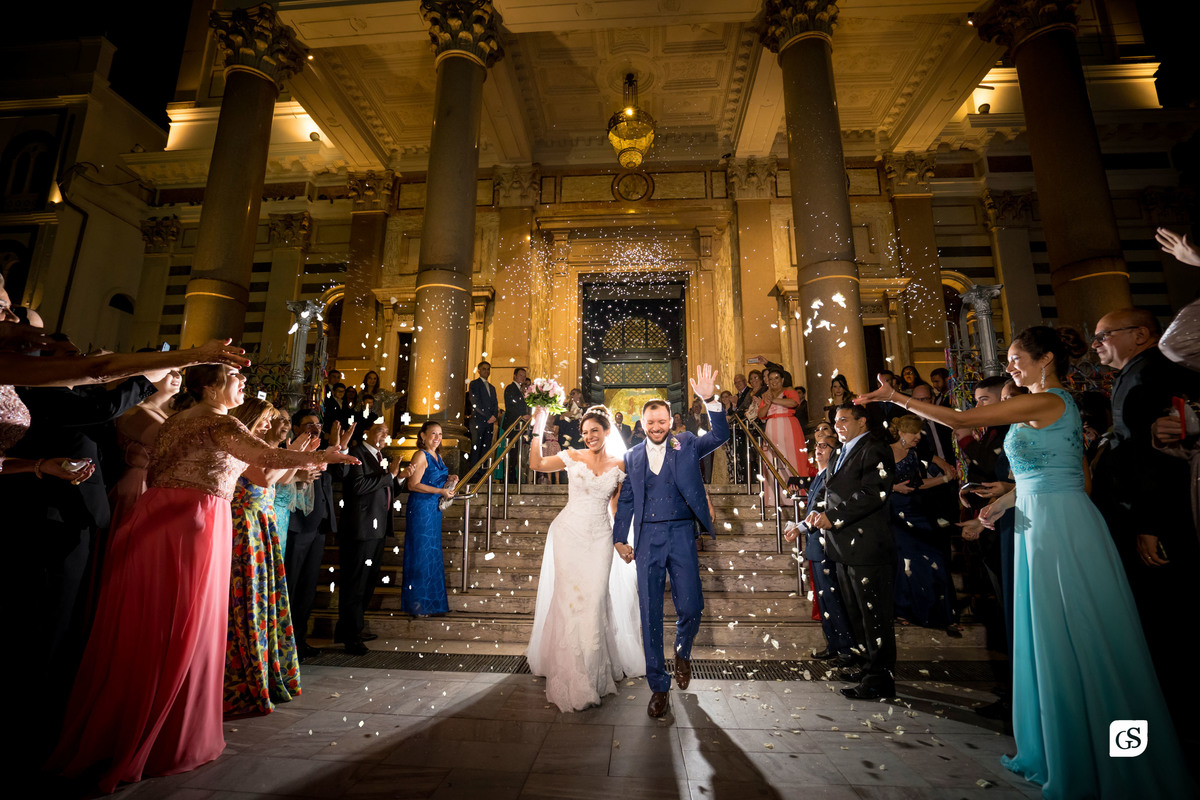 saída dos noivos da igreja