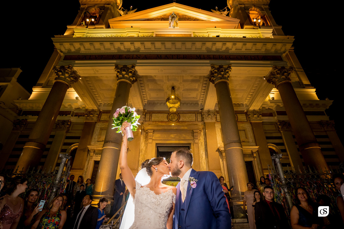 saída e beijo dos noivos da igreja