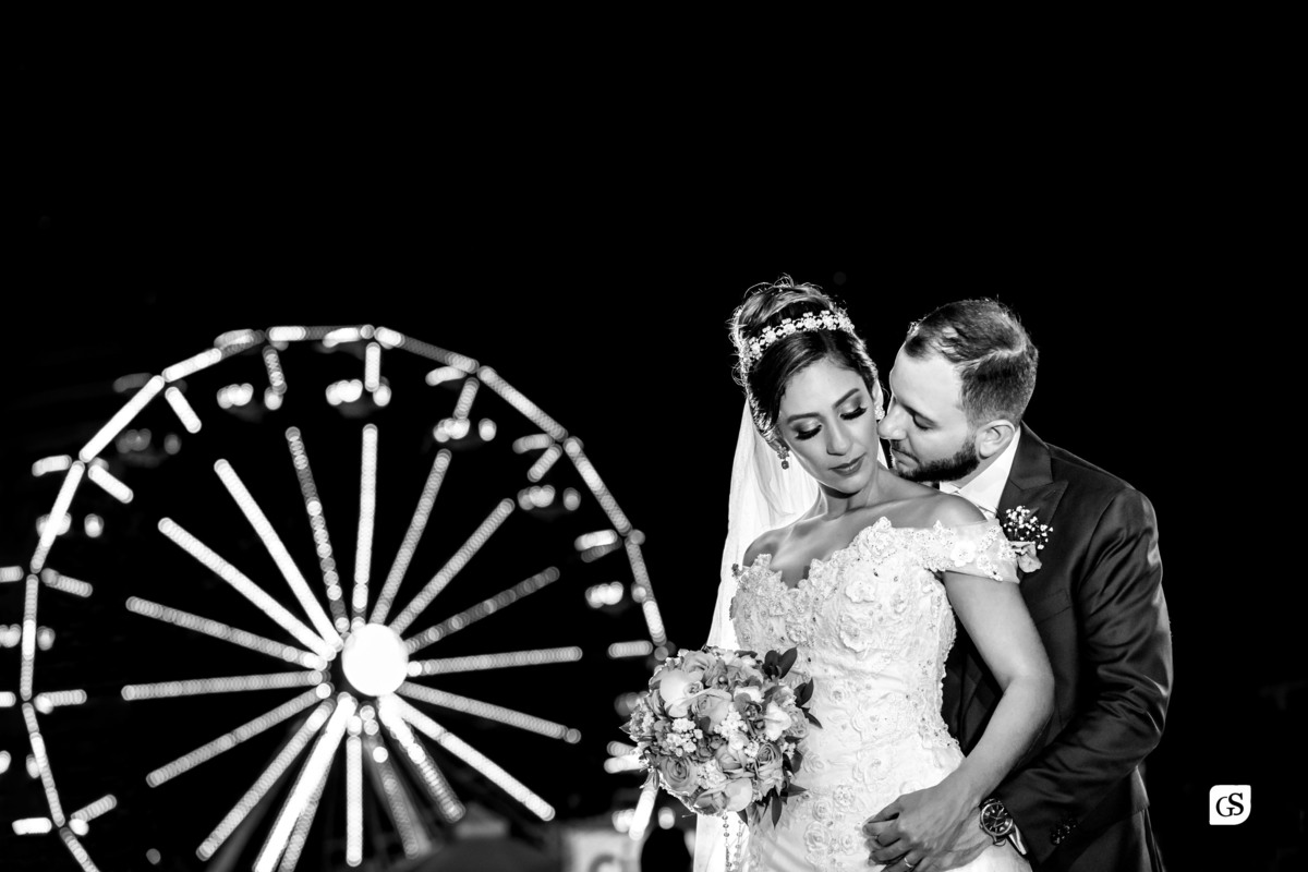 fotos esternas na frente da igreja e parque