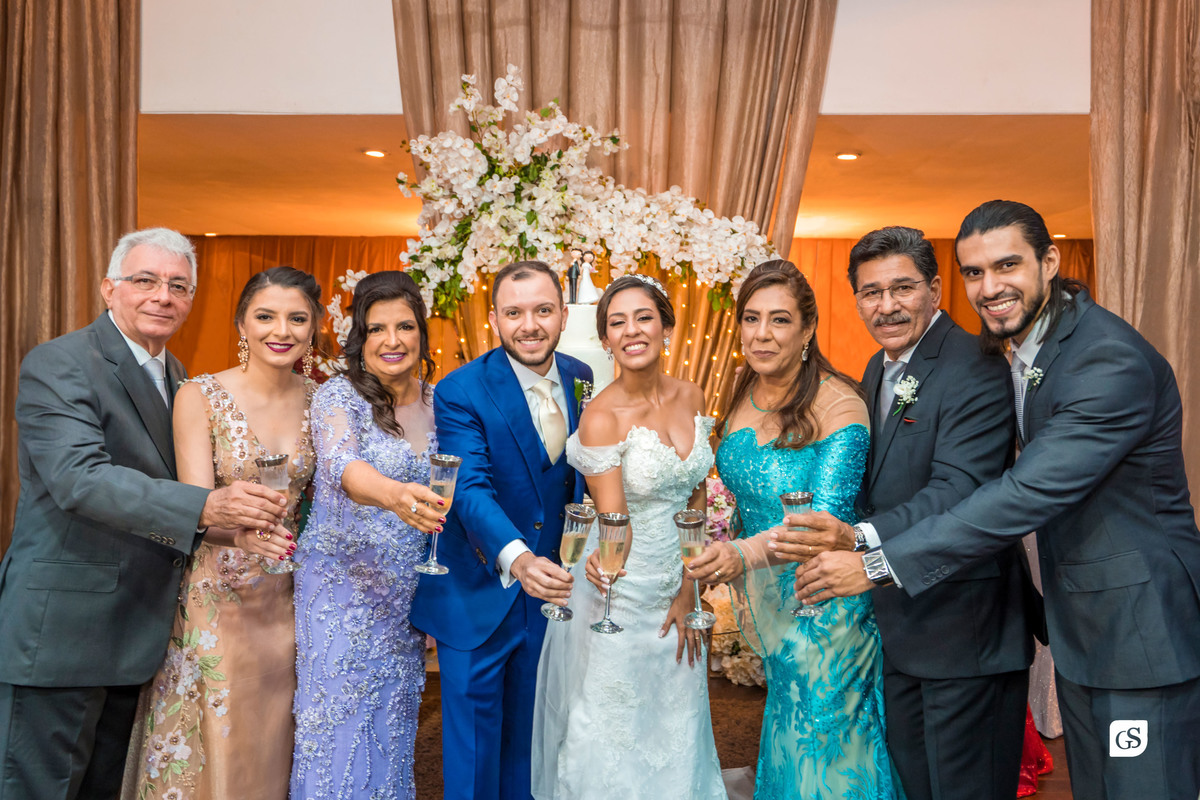 brinde dos noivos e pais e irmãos na recepção