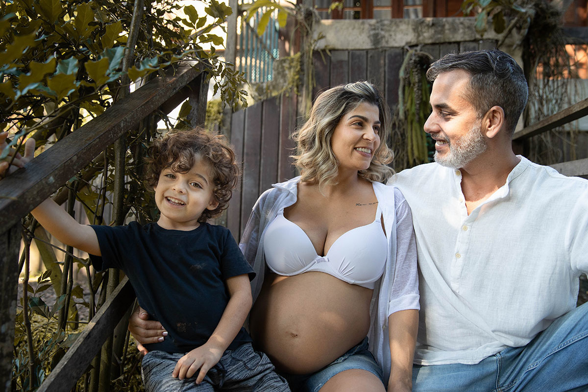Ensaio de gestante: Isabela com Caio e João sentados na escada - Rio de Janeiro.