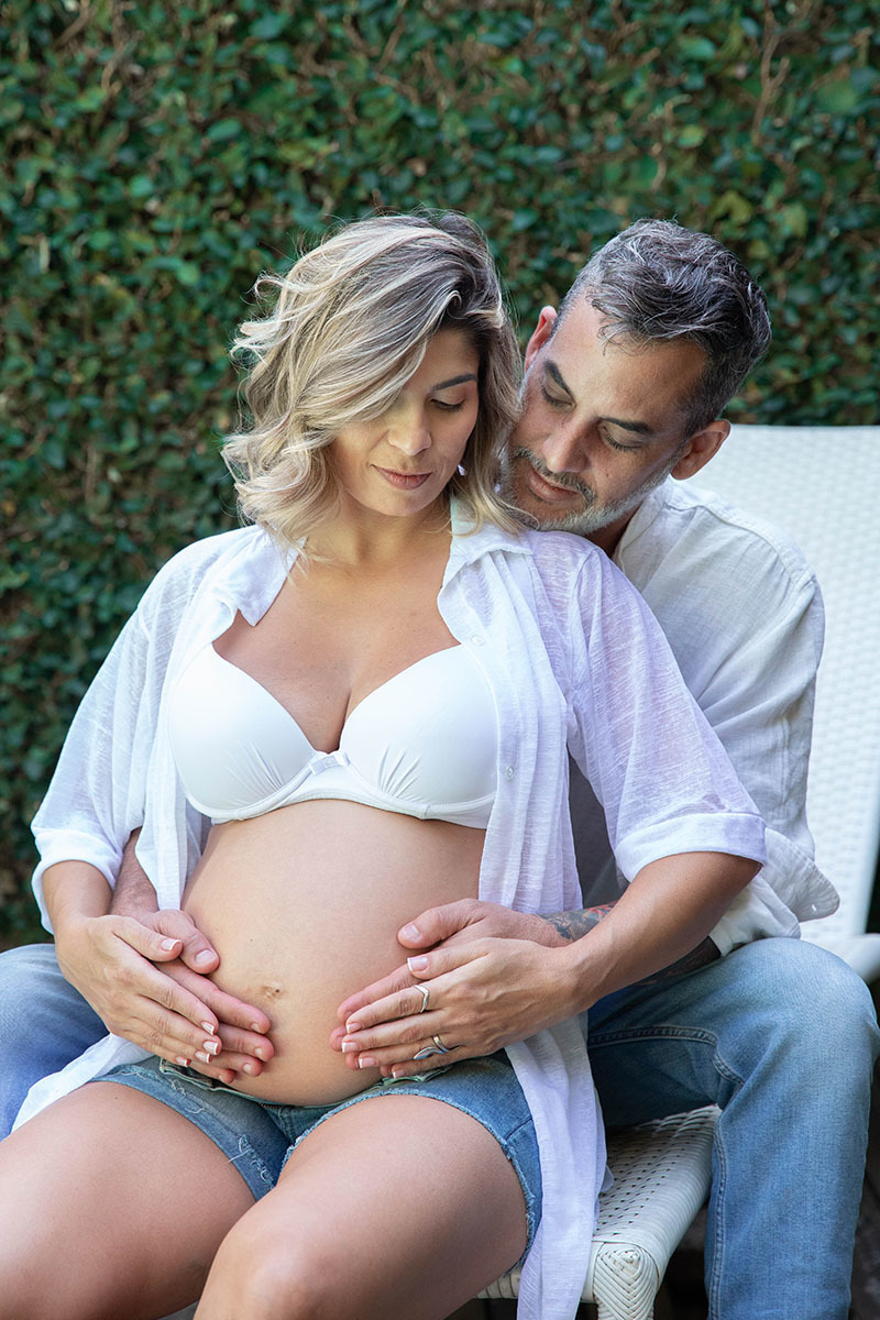 Ensaio de gestante: Isabela e João no jardim - Rio de Janeiro.