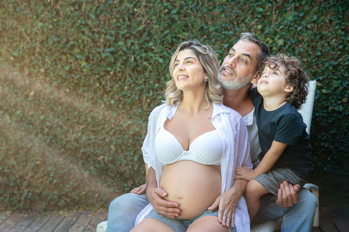 Ensaio de gestante: Isabela com Caio e João no jardim - Rio de Janeiro.