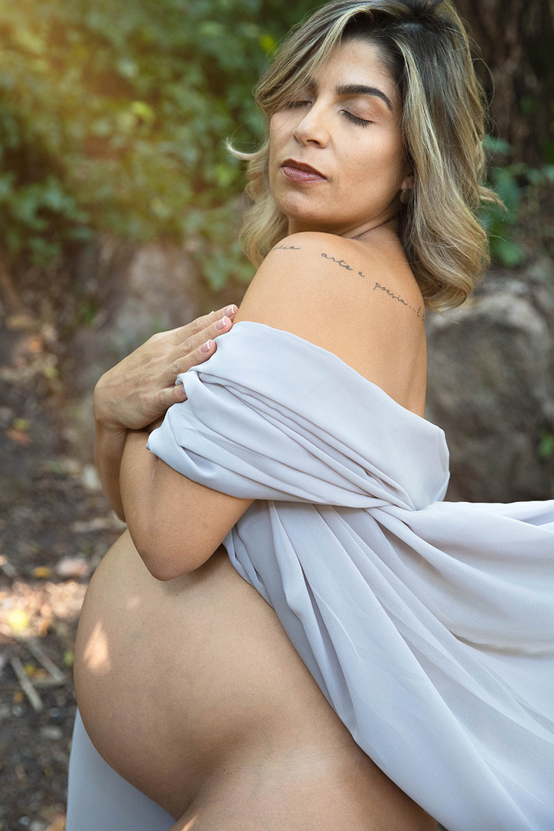 Ensaio de gestante: Isabela com tecido no jardim - Rio de Janeiro.