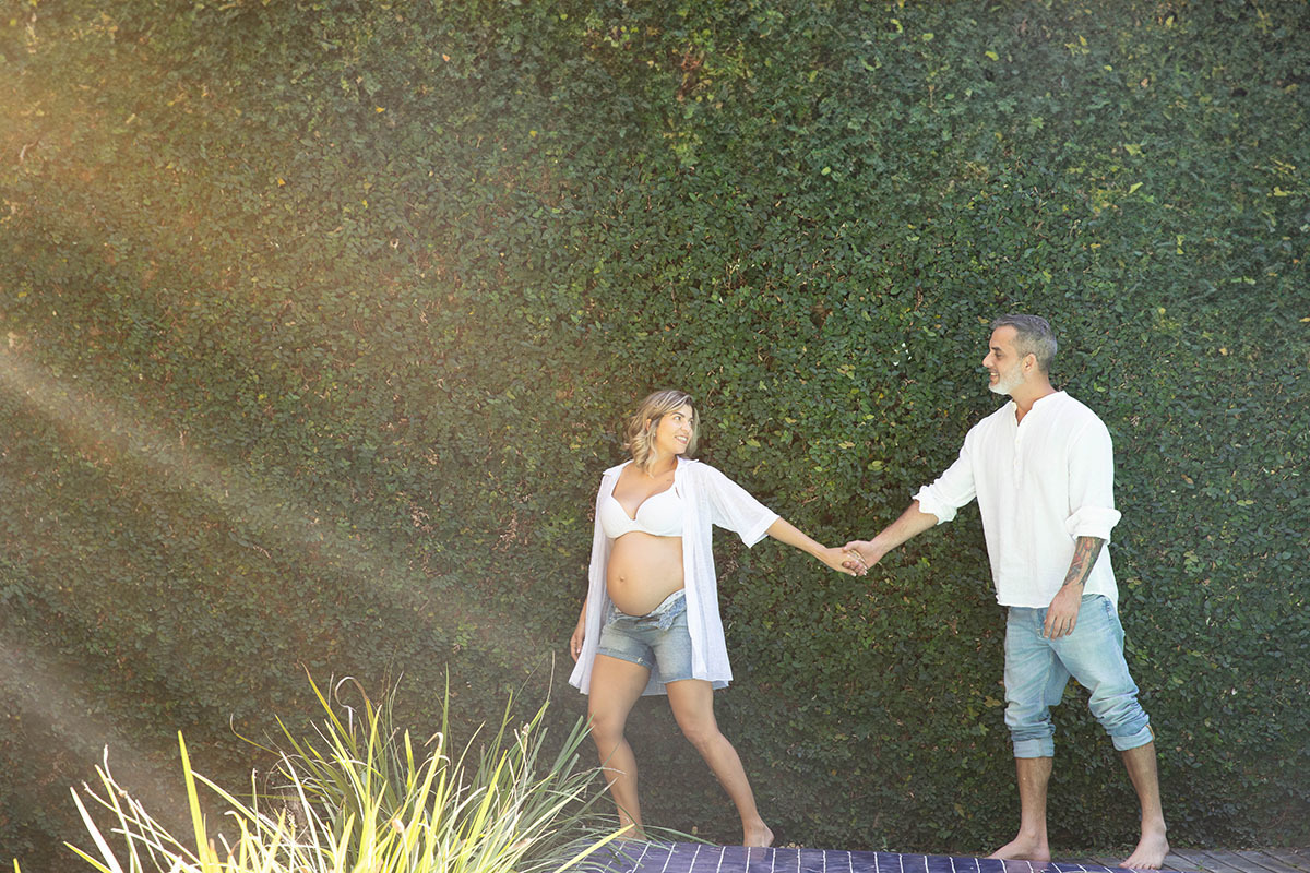 Ensaio de gestante: Isabela e João no jardim - Rio de Janeiro.