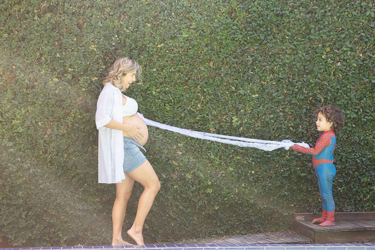 Ensaio de gestante: Isabela e João brincando no jardim - Rio de Janeiro.