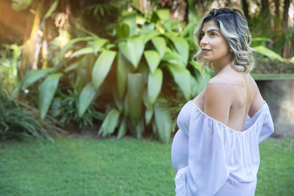 Ensaio de gestante: Isabela com blusa branca - Rio de Janeiro.