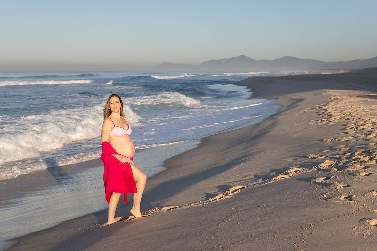 Ensaio gestante com expressão leve e conexão com a natureza carioca