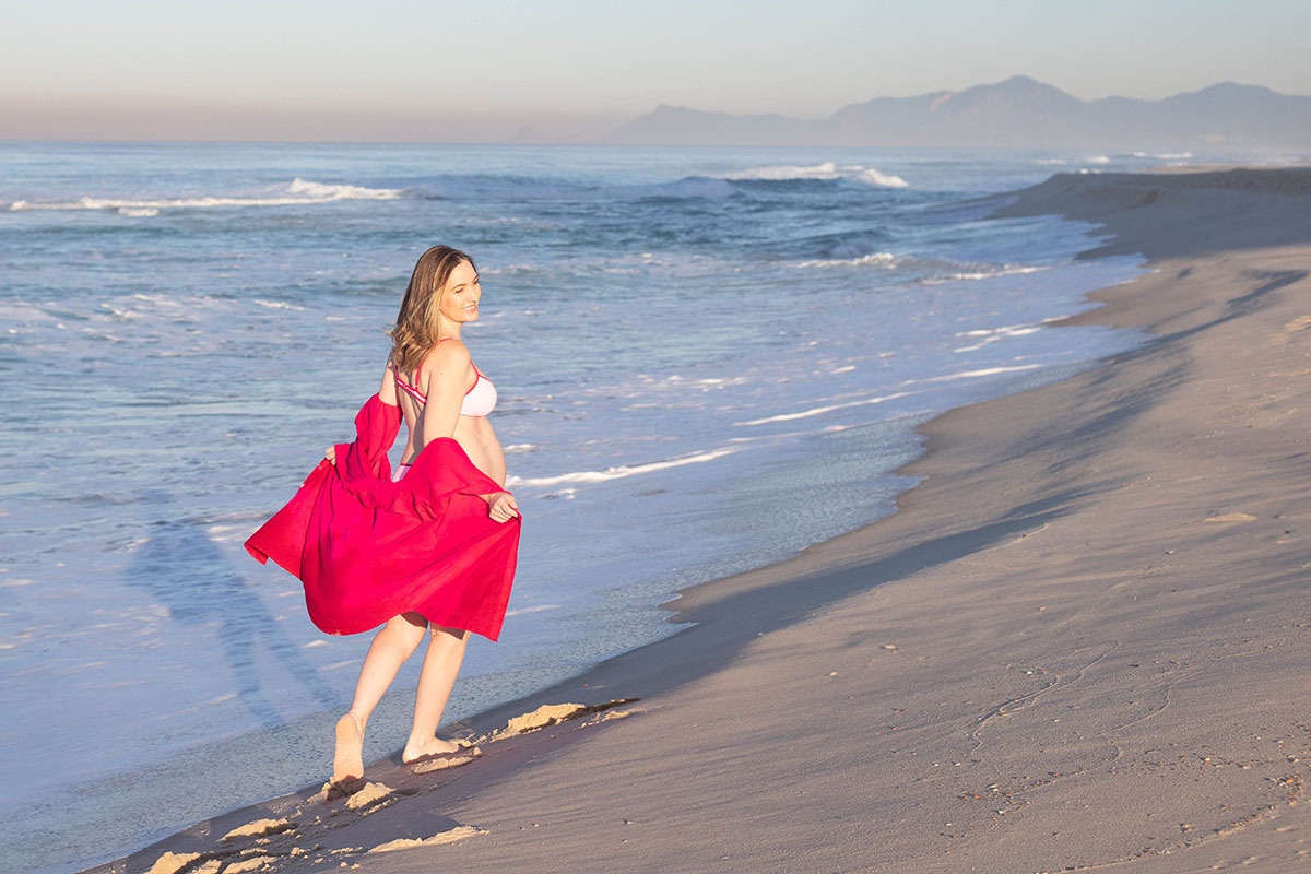 Caminhada da gestante na areia durante ensaio gestante na Barra do RJ