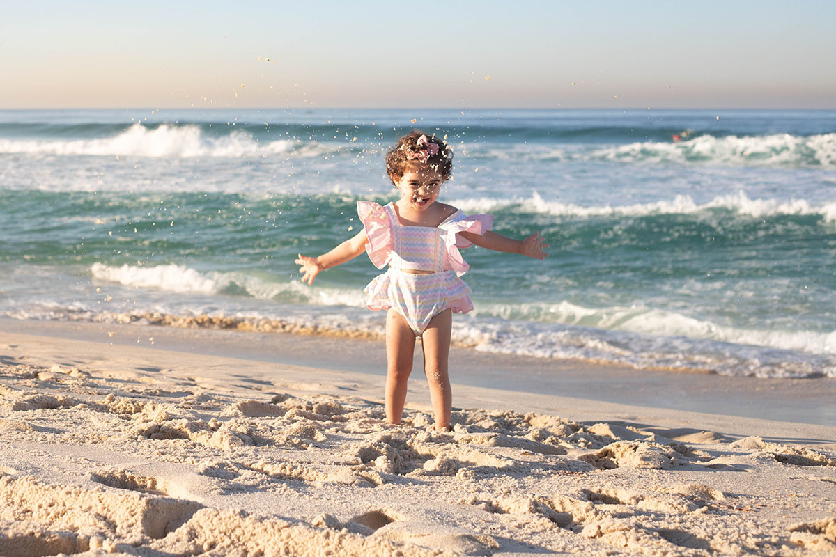 Filha se divertindo no mar durante ensaio de família na Barra da Tijuca