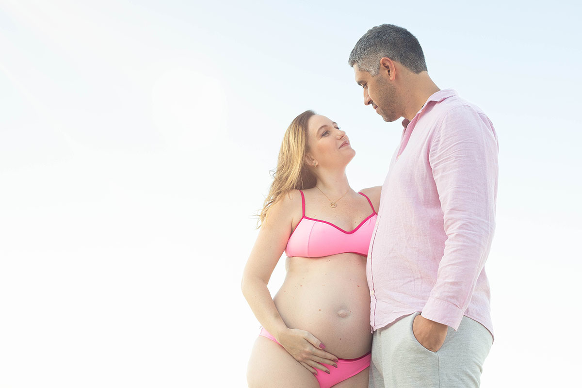casal abraçados em ensaio na praia da Barra no rio