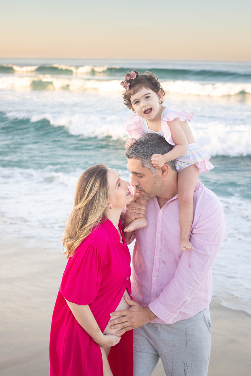 Casal trocando carinho com foco na barriga em ensaio gestante no RJ