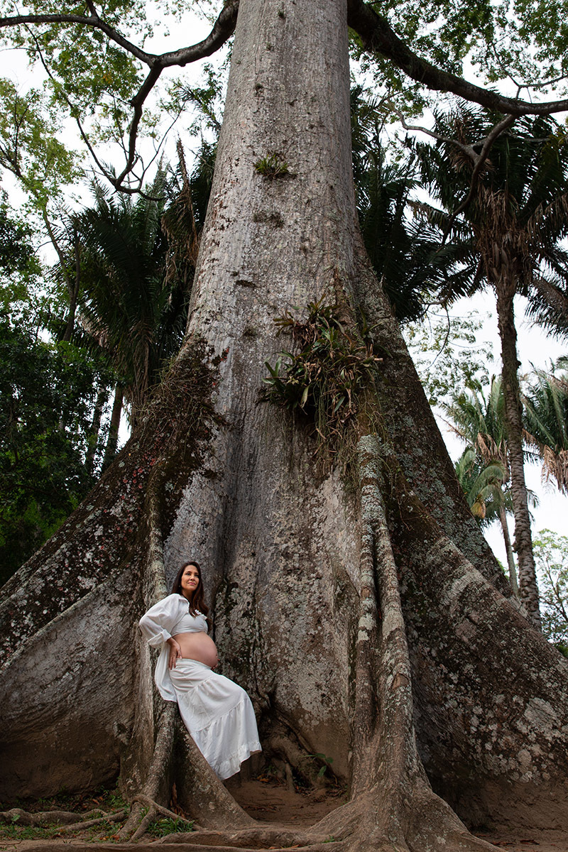 Gestante em frente a árvore gigante no Jardim Botânico.