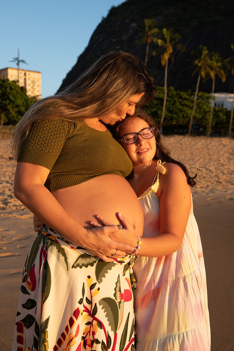 gestante e filha se abraçando na Praia Vermelha -ensaio gestante - Rio de Janeiro - RJ.