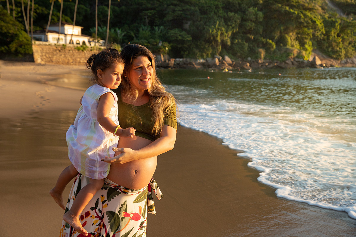 gestante com filha na Praia Vermelha, Urca, ao amanhecer - Ensaio de gestante no Rio de Janeiro.