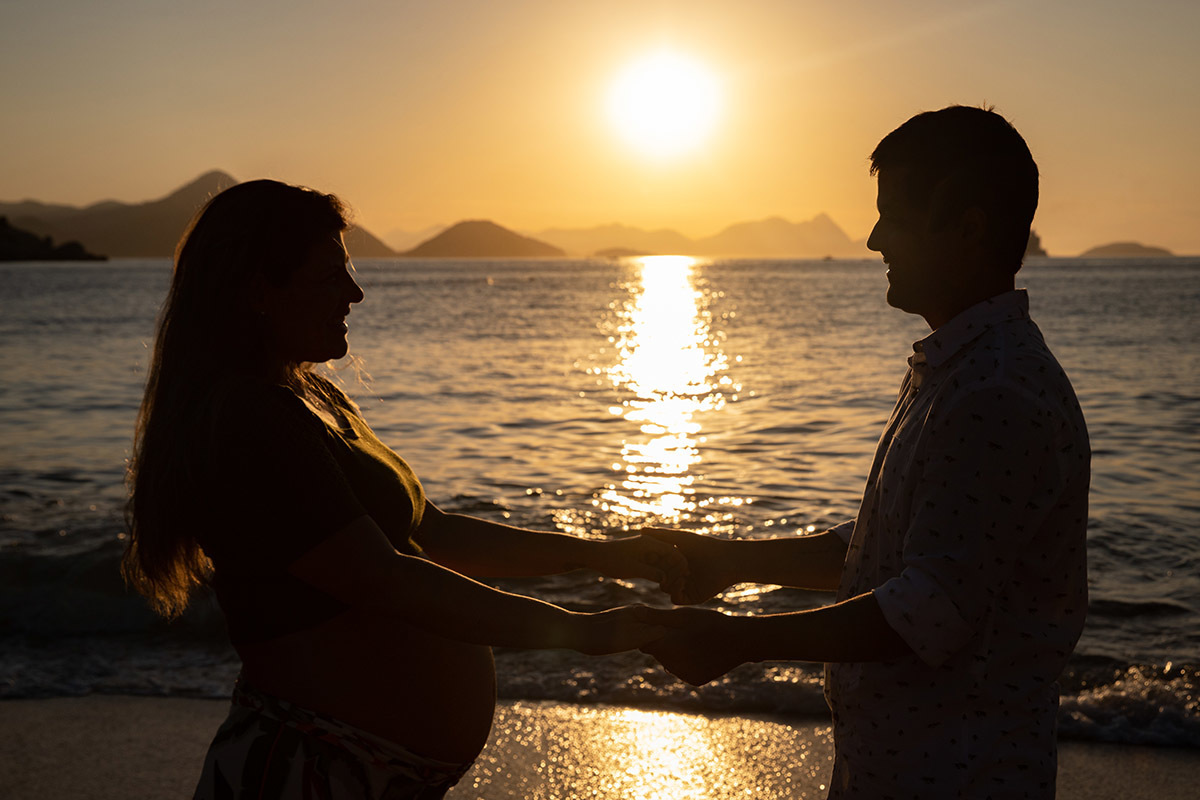 silhueta de gestante e marido na na Praia Vermelha - ensaio gestante - Urca - Rio de Janeiro.