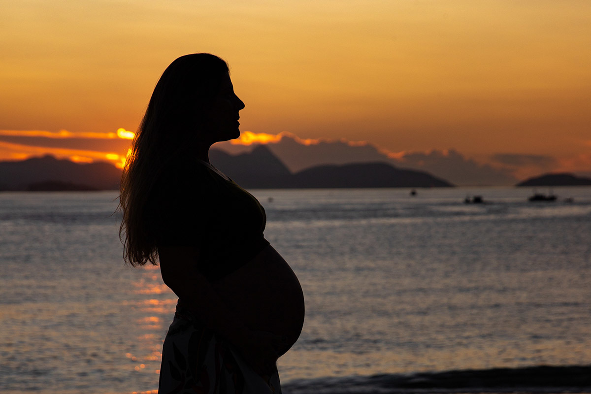 silhueta de gestante na Praia Vermelha, Urca, Ensaio de gestante - Rio de Janeiro - RJ.