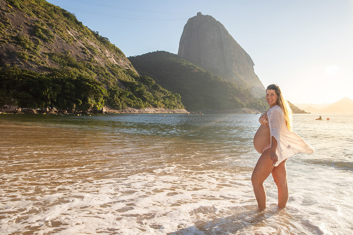 Gestante na Praia Vermelha, Urca, ao amanhecer - Ensaio de gestante no Rio de Janeiro.