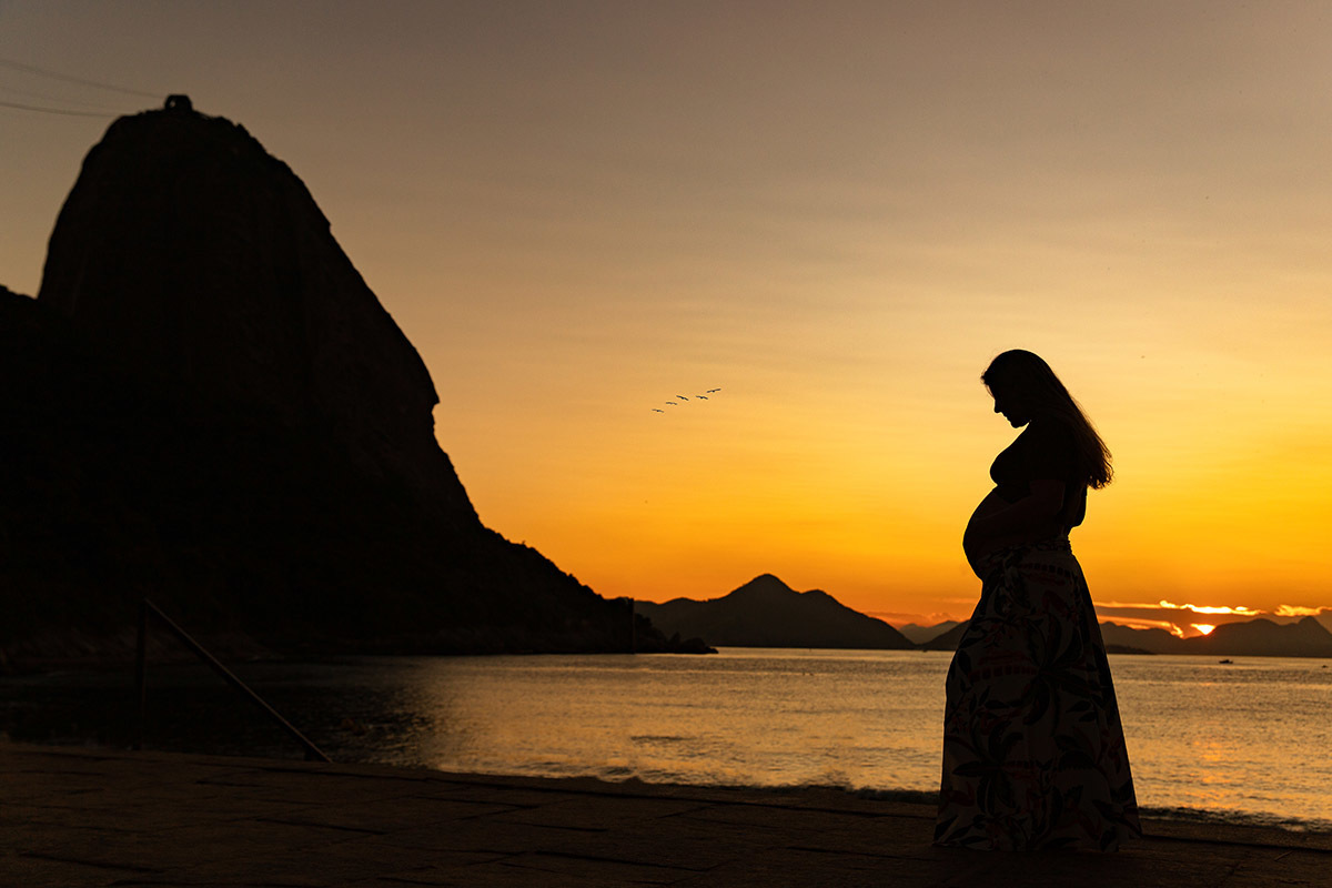 silhueta de gestante na Praia Vermelha, Urca, Ensaio de gestante - Rio de Janeiro - RJ.