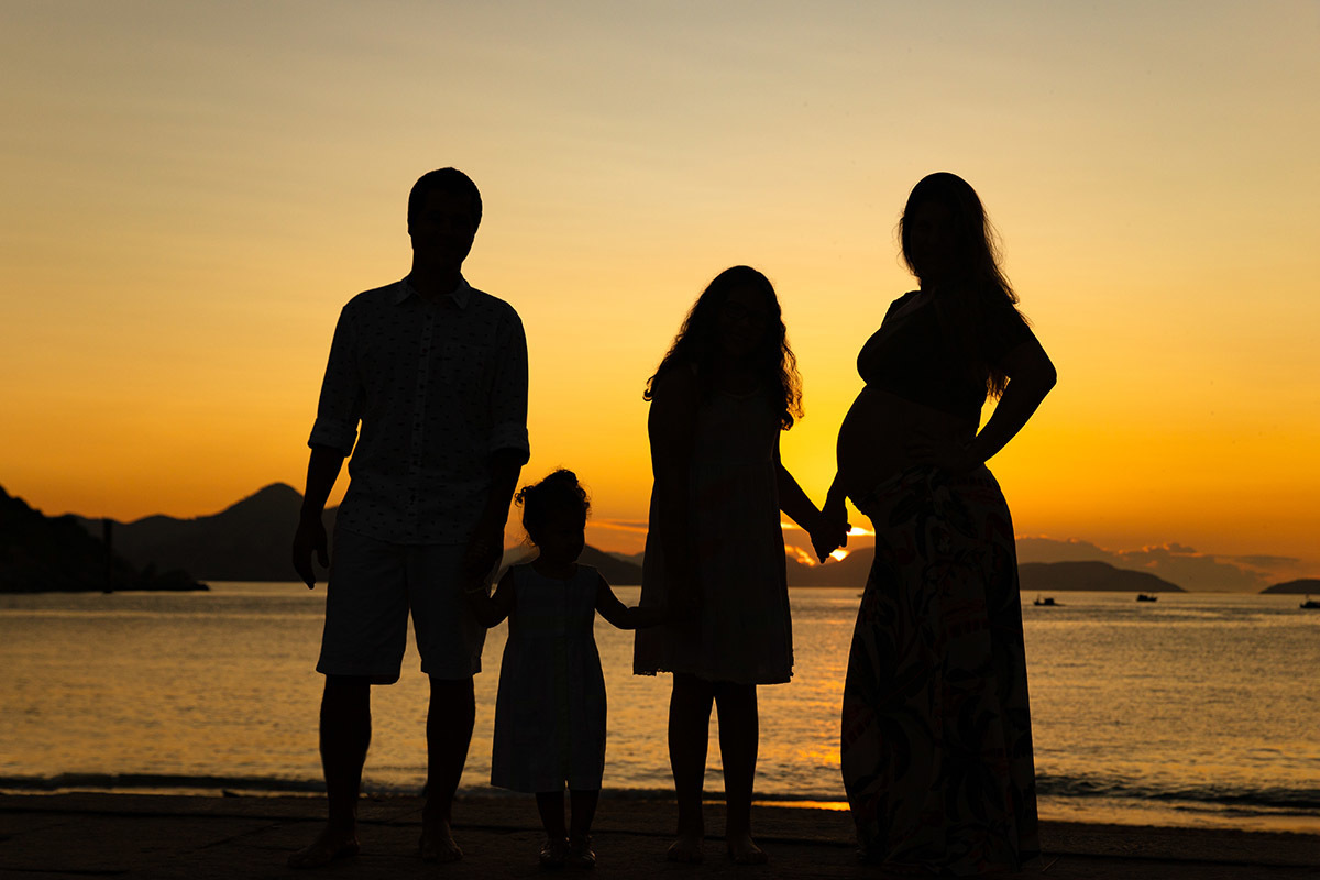 silhueta no Ensaio de gestante com a família na Praia Vermelha, Urca, Rio de Janeiro.