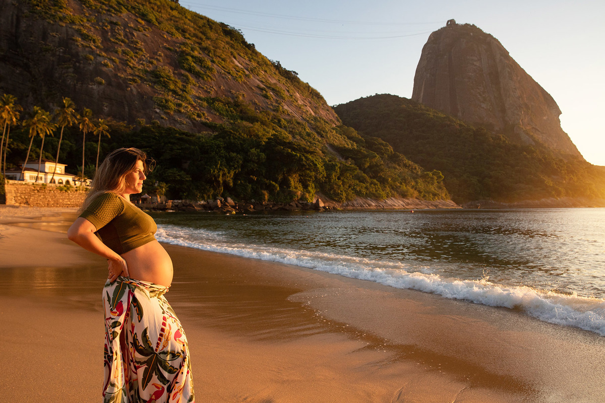 Gestante na Praia Vermelha, Urca, ao amanhecer - Ensaio de gestante no Rio de Janeiro.