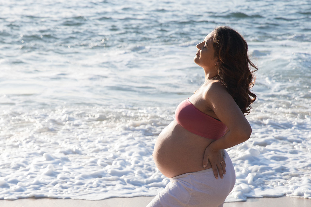 Detalhe da gestante de frente para o mar na Praia Vermelha.
