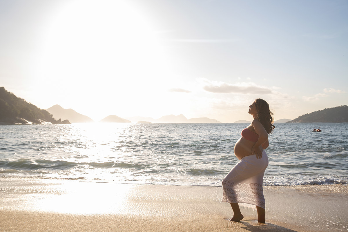 Ensaio de gestante na Praia Vermelha com cenário natural e luz suave.