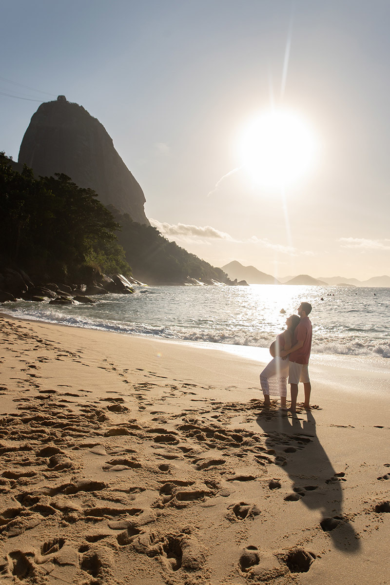 Casal olhando para o horizonte em ensaio gestante na Praia Vermelha na Urca RJ.
