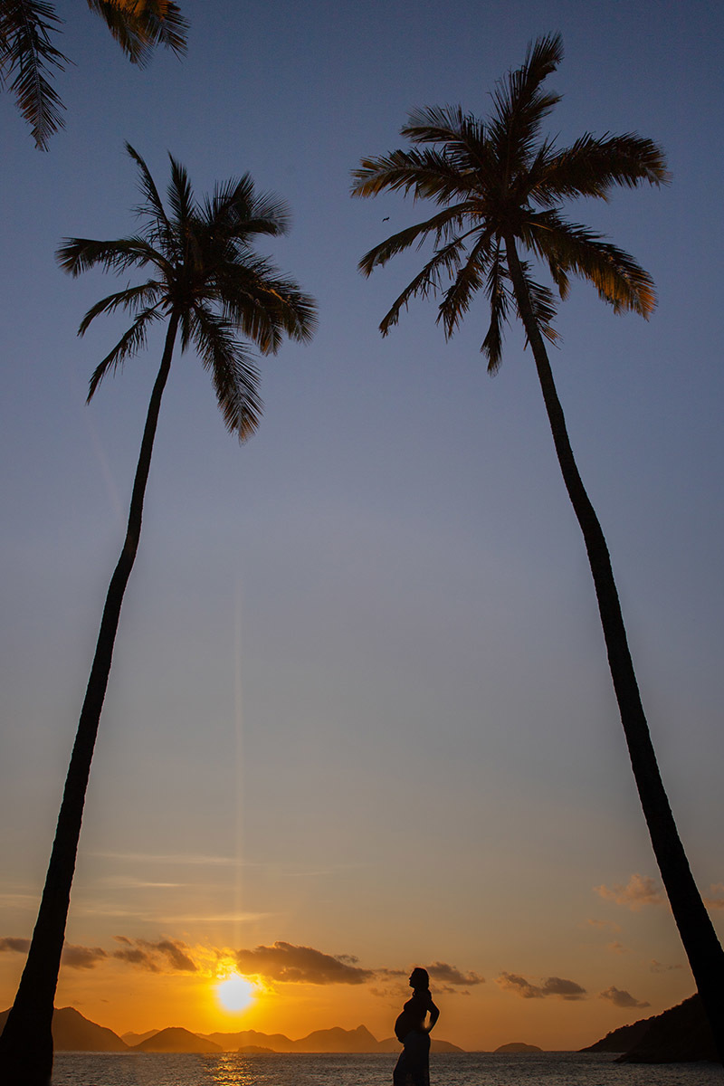 Nascer do sol na Praia Vermelha em ensaio de gestante no Rio de Janeiro.