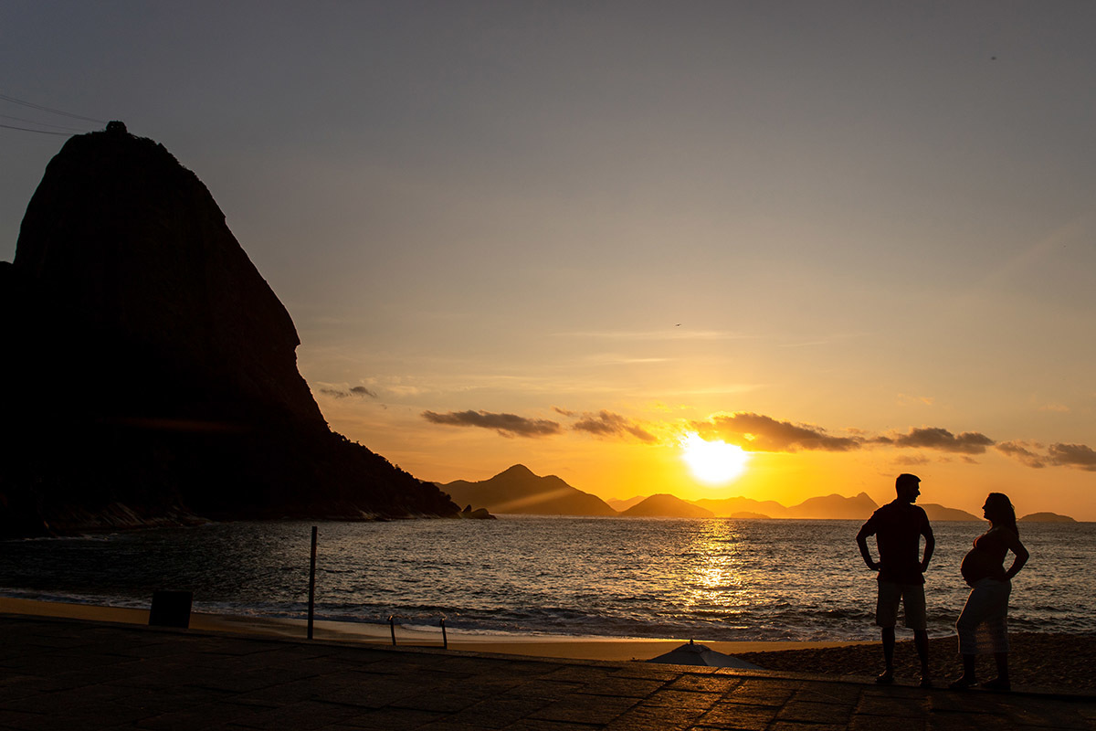 Ensaio de gestante na Praia Vermelha RJ com nascer do sol e vista para o Pão de Açúcar.