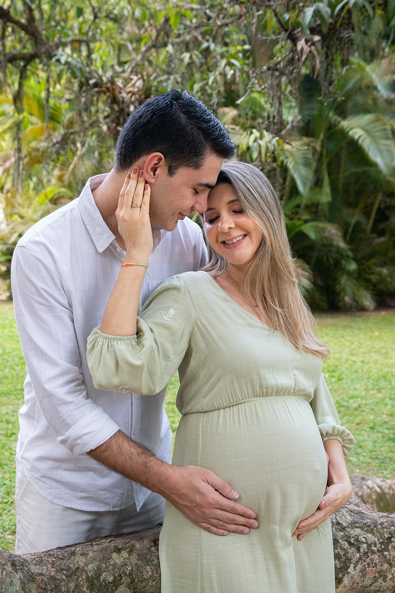 Casal em ensaio de gestação no Rio, em momento de carinho no Jardim Botânico.