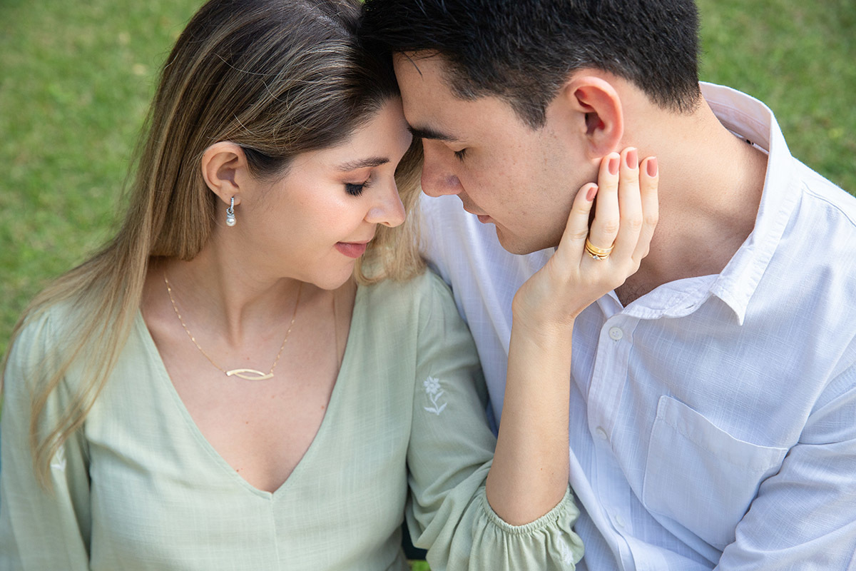 Foto romântica de casal em ensaio de gestante no Jardim Botânico do Rio de Janeiro.