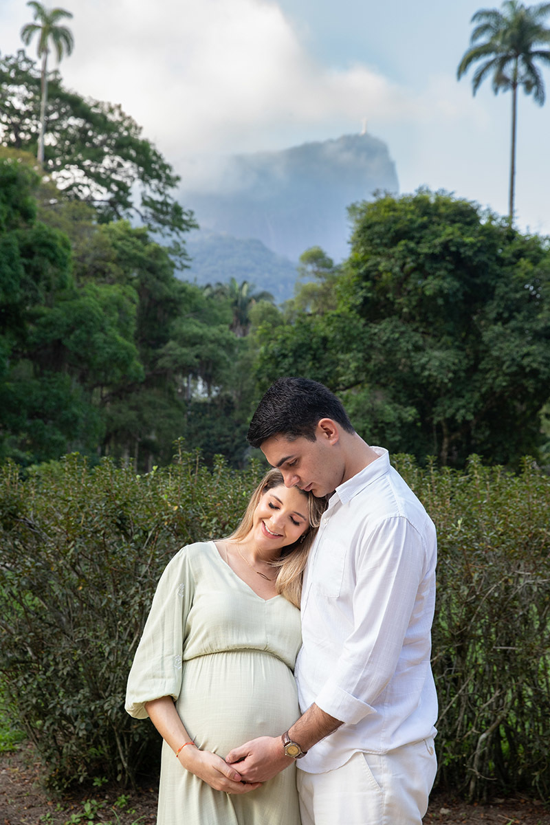 Ensaio de gestação com montanhas ao fundo no Jardim Botânico do Rio de Janeiro.